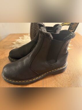 Dr. Martens Chelsea Black Leather Boots Pull Ons L9 M8 Md in Lao Style: Leonore